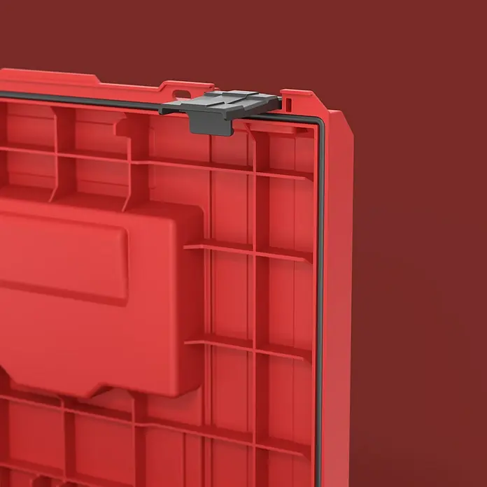 Qbrick System Werkzeugkasten Pro 2.0 - L x B x H: 45 x 33,1 x 24 cm, Polypropylen - Innenansicht einer roten Kunststoff-Aufbewahrungsbox mit schwarzer Dichtung, Fächern und dunkelgrauem Verschluss.