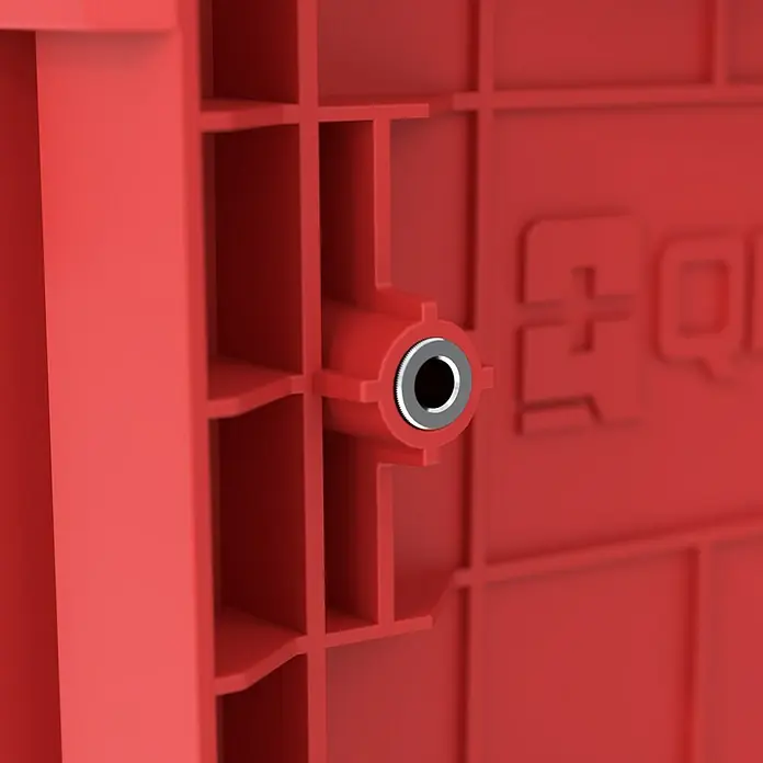 Qbrick System Werkzeugkasten Pro 2.0 - L x B x H: 45 x 33,1 x 24 cm, Polypropylen - Rotes Kunststoff-Modulteil mit silbernem Gewindeeinsatz.