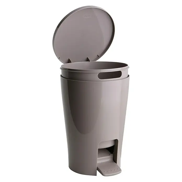 Tatay Cubo con pedal Diabolo - 5 l, Beige - Un cubo de basura gris de plástico con pedal y tapa abierta, perfecto para baños o cocinas. Su diseño delgado se adapta a cualquier rincón.