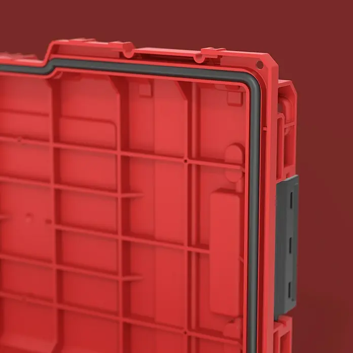 Qbrick System Werkzeugkoffer Prime 150 V - L x B x H: 53,5 x 32,7 x 14,1 cm, Traglast: 50 kg, Polypropylen - Roter Werkzeugkofferdeckel mit schwarzer Gummidichtung, auf rotem Hintergrund.