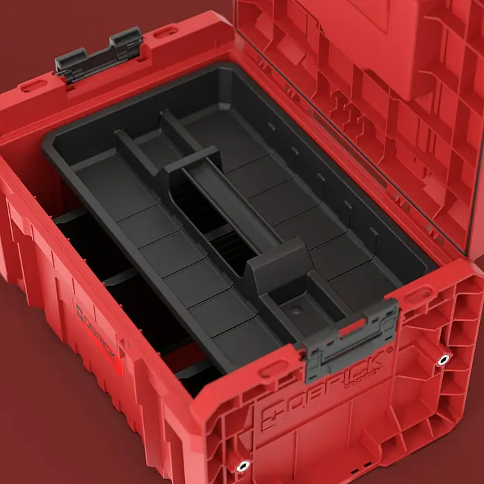 Qbrick System Werkzeugkasten Pro 2.0 - L x B x H: 45 x 33,1 x 24 cm, Polypropylen - Rotes modulares Werkzeugkastensystem mit offenem Deckel und herausnehmbarer schwarzer Organizer-Schale mit Fächern.