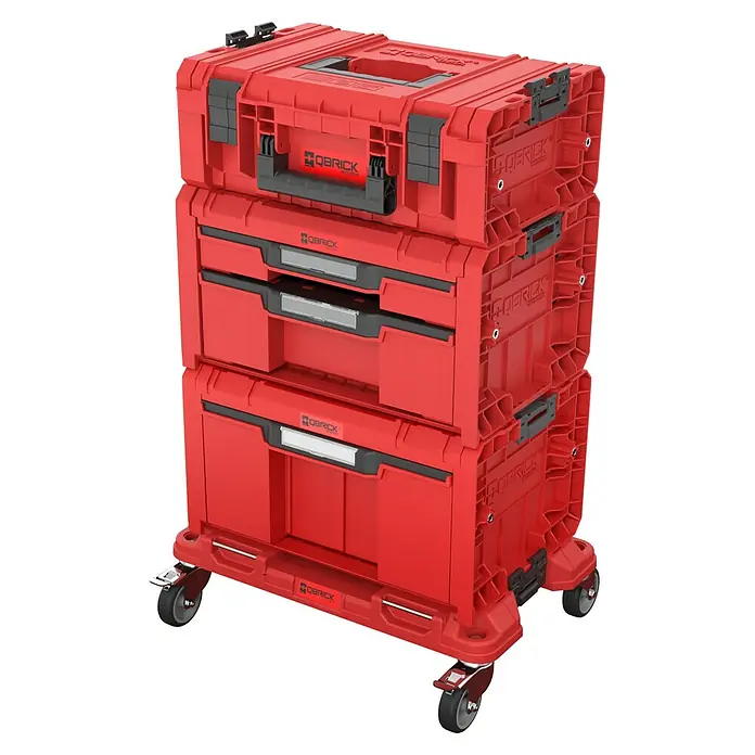 Qbrick System Werkzeugkasten 4 in 1 Set - L x B x H: 51 x 32,8 x 80,4 cm, Polypropylen, 4 -tlg. - Rotes modulares Kunststoff-Werkzeugkistensystem, gestapelt mit Schubladen und oberem Fach, auf Rollwagen.