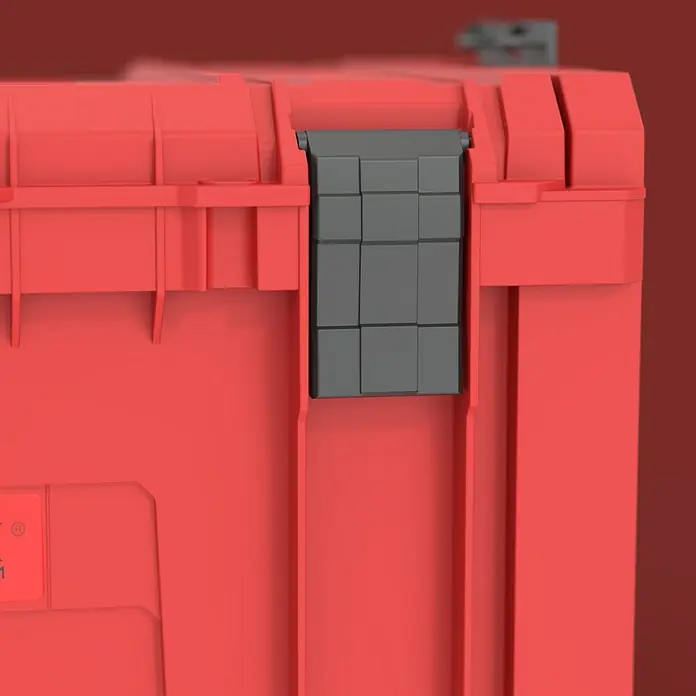 Qbrick System Werkzeugkasten Pro 2.0 - L x B x H: 45 x 33,1 x 24 cm, Polypropylen - Nahaufnahme einer roten Kunststoff-Aufbewahrungsbox mit einem dunkelgrauen Verriegelungsmechanismus.