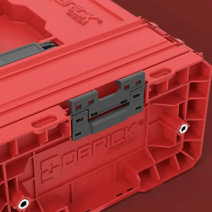 Qbrick System Maschinenkoffer Pro Technician 2.0 - L x B x H: 45 x 33,2 x 17,1 cm, Traglast: 20 kg, Polypropylen - Rote modulare Kunststoff-Aufbewahrungsbox mit grauem Seitenverbinder, "QBRICK SYSTEM" Logo und Metallösen.