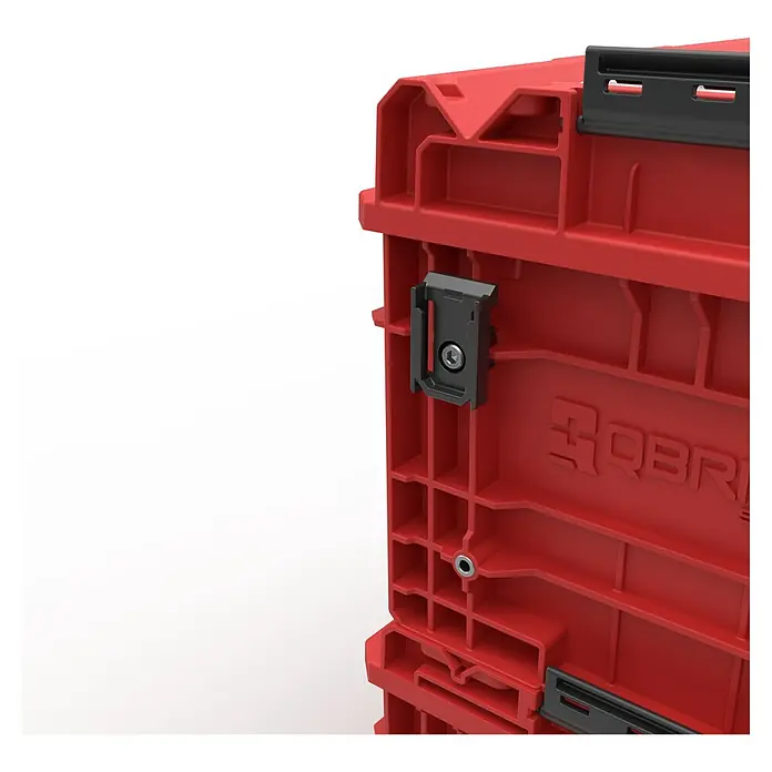 Qbrick System Kleinteilekoffer - L x B x H: 18,2 x 25,7 x 6,5 cm, Passend für: QBRICK SYSTEM ONE 2.0 / PRO 2.0 / PRIME - Nahaufnahme einer roten modularen Werkzeugbox aus Kunststoff mit schwarzen Verschlüssen und einer Schraube.