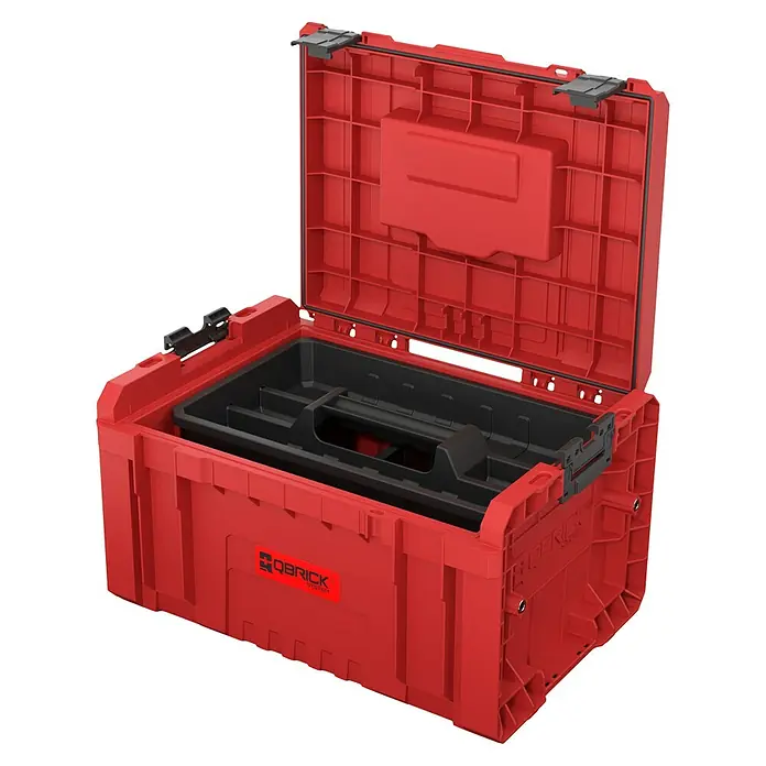 Qbrick System Werkzeugkasten Pro 2.0 - L x B x H: 45 x 33,1 x 24 cm, Polypropylen - Offene rote Kunststoff-Werkzeugkiste mit schwarzer Inneneinlage.