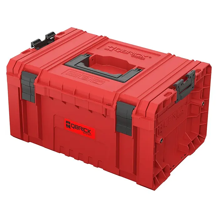 Qbrick System Werkzeugkasten Pro 2.0 - L x B x H: 45 x 33,1 x 24 cm, Polypropylen - Robuste rote Kunststoff-Werkzeugkiste mit dunkelgrauen Verschlüssen und Griff, Teil eines modularen Aufbewahrungssystems.