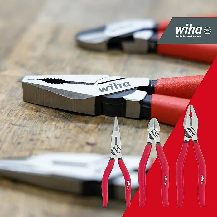 Wiha Zangen-Set Classic - 3 -tlg. - Wiha Zangen mit roten Griffen: Spitzzange, Seitenschneider und Kombizange, auf einer Arbeitsfläche arrangiert.