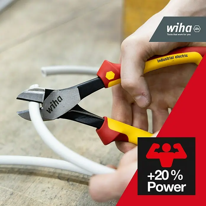 Wiha Seitenschneider Industrial Electric - Länge: 27 cm - Hand schneidet mit roter/gelber Wiha-Kraftseitenschneider ein weißes Stromkabel.