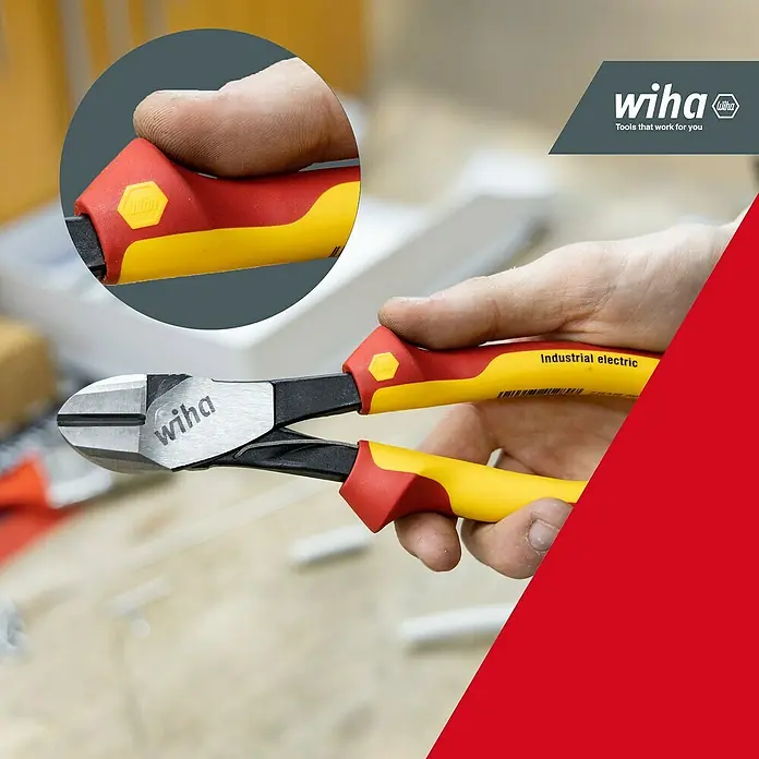 Wiha Seitenschneider Industrial Electric - Länge: 27 cm - Wiha Seitenschneider mit rot-gelben isolierten Griffen, von einer Hand gehalten. Der Text 'Industrial electric' ist sichtbar.