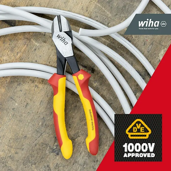 Wiha Seitenschneider Industrial Electric - Länge: 27 cm - Wiha 1000V isolierter Seitenschneider mit rot-gelben Griffen, nahe weißen Elektrokabeln.