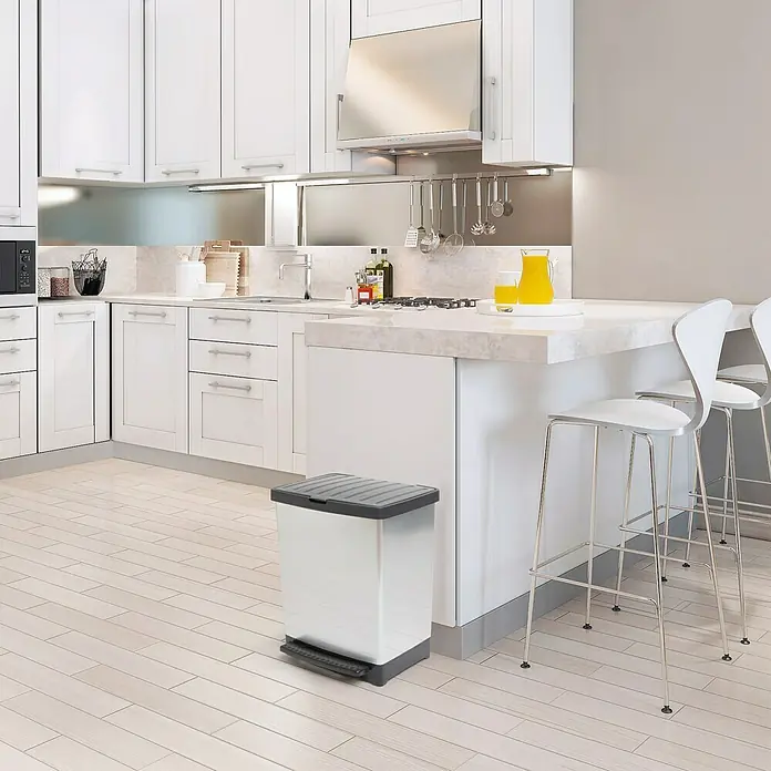 Tatay Cubo con pedal Pedal Trend - 25 l, Plástico, Gris/Negro - Un elegante cubo de basura blanco con tapa gris en una cocina moderna.