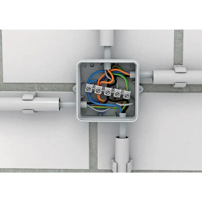 Abzweigdose - 100 x 100 x 40 mm, Aufputz, Grau - Nahaufnahme einer elektrischen Verbindungsdose mit diversen Kabeln und Klemmen auf einer weißen Oberfläche. Die Installation ist sauber und ordentlich.
