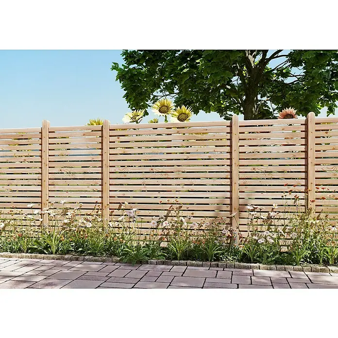 Sichtschutzelement Rhombus - B x H: 179 x 179 cm - Bild einer modernen Holzzauninstallation mit Pflanzen und Pflastersteinen. Ideal für den Garten- und Landschaftsbau.