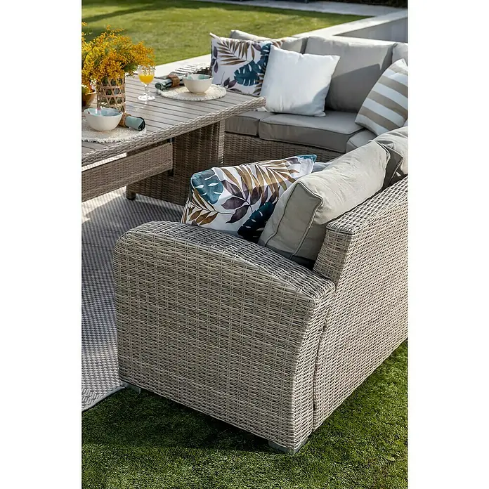 Sunfun Conjunto de muebles Portland III - 6 pzs., Ratán sintético/Aluminio, Crema - Primer plano de un conjunto de asientos de exterior de ratán gris, con cojines y una mesa con decoración.