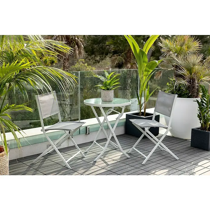 Sunfun Conjunto de muebles de balcón Miren - 3 pzs. - Balcón con mesa y sillas de metal blanco rodeadas de exuberantes plantas. Ideal para horas relajantes al aire libre.