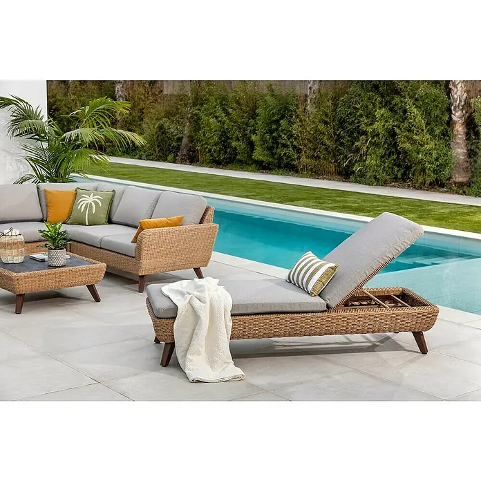 Tumbona de jardín Royal Riviera - 60 x 190 x 35 cm, Marrón/Gris, Aluminio, Respaldo regulable - Una elegante escena al aire libre con un sofá de ratán, mesa y tumbona junto a la piscina, ideal para relajarse y disfrutar del ambiente.