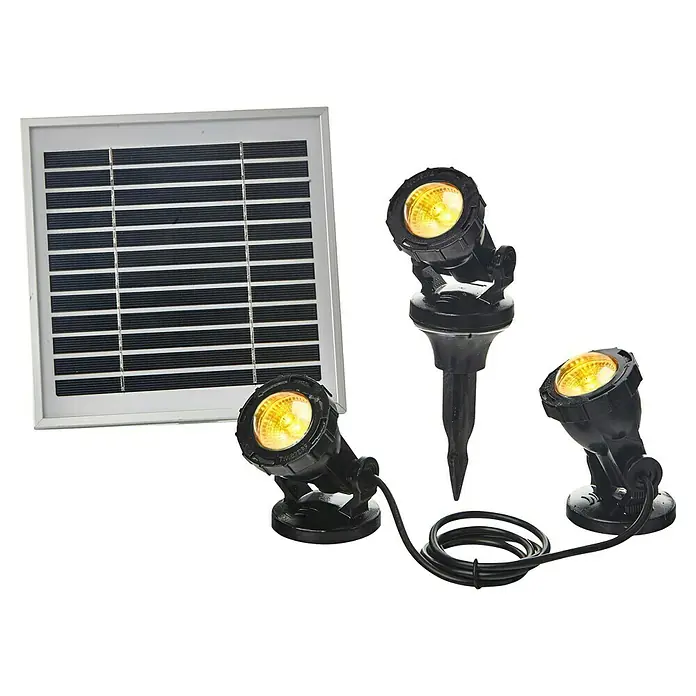 Heissner Teichbeleuchtung Solar mit Farbwechsel - Warmweiß, Solarbetrieben - Schwarzes Solar-Spotlight-Set mit drei verstellbaren Lichtern (zwei mit flachem Sockel, eines mit Erdspieß) und weißgerahmtem Solarpanel.