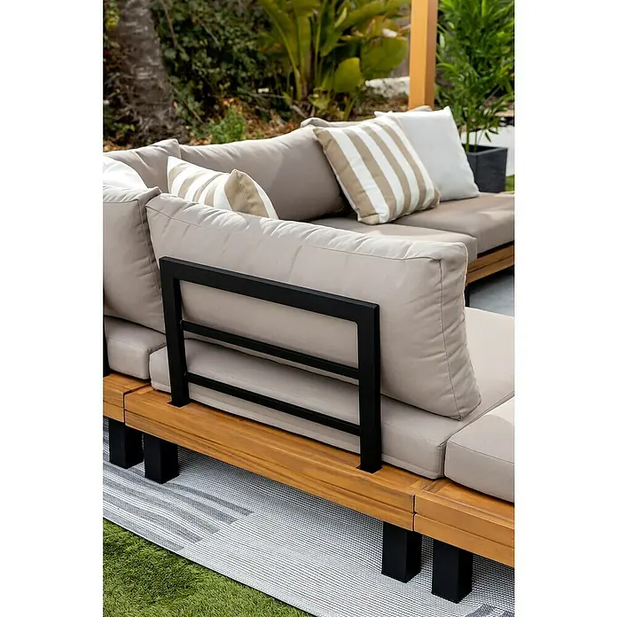 Conjunto de muebles Elsa - 6 pzs., Madera de acacia/Aluminio, Marrón - Primer plano de un sofá moderno con cojines marrones claros y una estructura de metal negro, sobre una alfombra estampada.