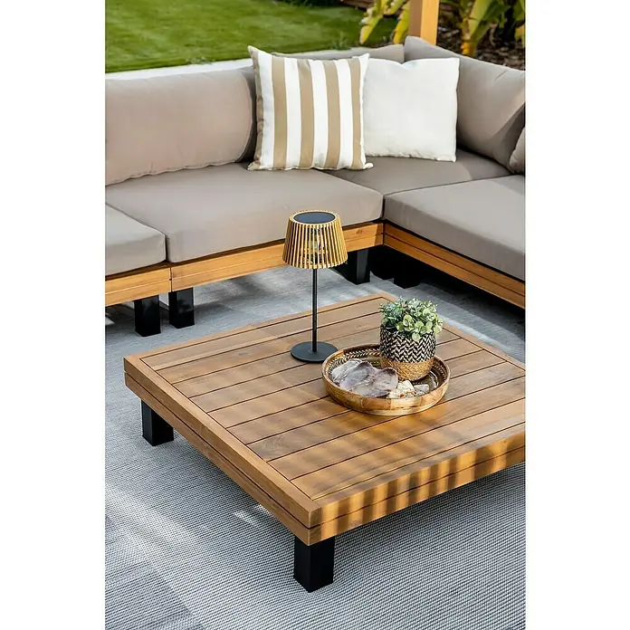 Conjunto de muebles Elsa - 6 pzs., Madera de acacia/Aluminio, Marrón - Una mesa de centro cuadrada de madera con objetos decorativos en un patio.