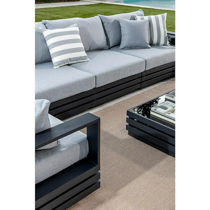 Sunfun Loungemöbel-Set Bea - 7 -tlg., Weiß/Hellgrau - Nahaufnahme eines grauen Sofas mit Kissen und einem Couchtisch auf einem beigen Teppich.