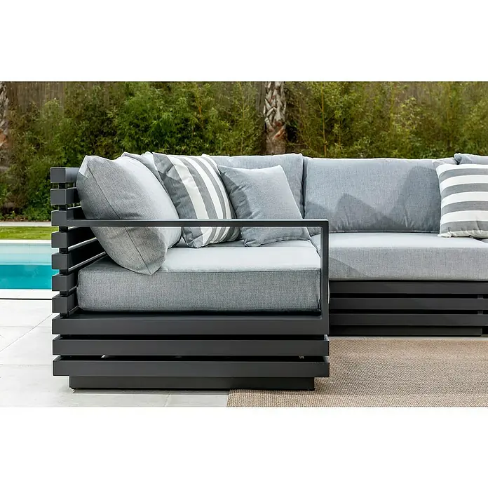 Sunfun Loungemöbel-Set Bea - 7 -tlg., Weiß/Hellgrau - Nahaufnahme eines modernen grauen Gartensofas mit Kissen und einem Rahmen aus dunklem Metall auf einer Terrasse.