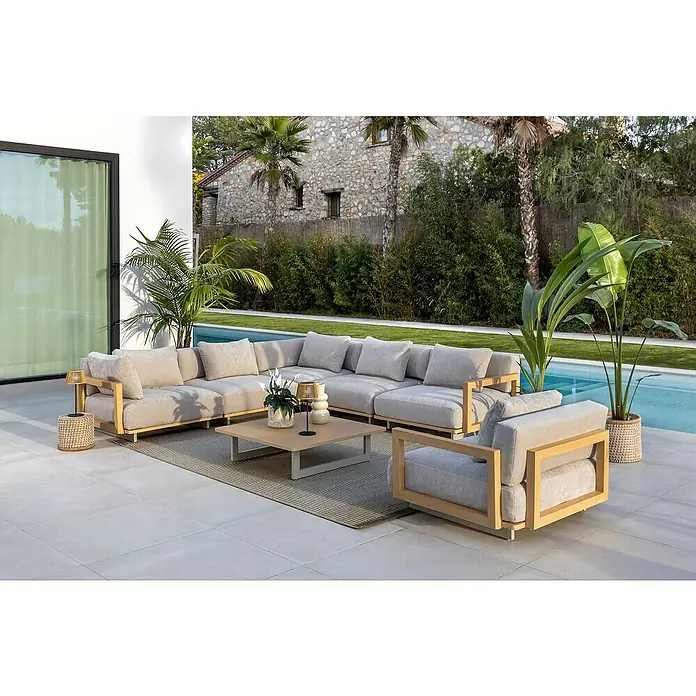 Sunfun Loungemöbel-Set Camelia - 7 -tlg., Aluminium, Polyester, Hellgrau/Holzoptik - Eine stilvolle graue modulare Loungegarnitur mit Holzrahmen, die eine einladende Atmosphäre im Freien schafft.