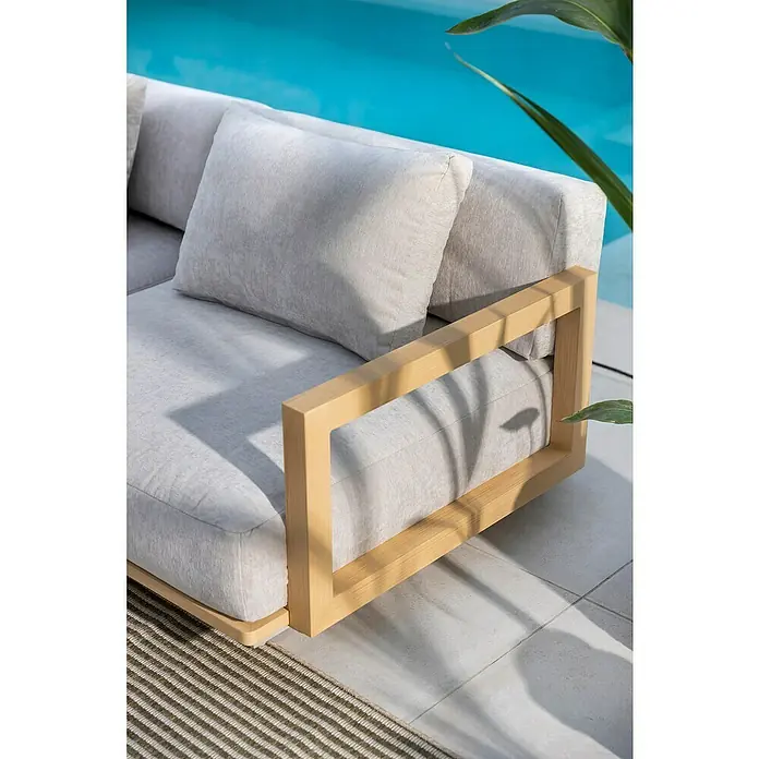 Sunfun Loungemöbel-Set Camelia - 7 -tlg., Aluminium, Polyester, Hellgrau/Holzoptik - Nahaufnahme eines stilvollen Sofas mit hellgrauen Kissen und einem Rahmen aus hellem Holz, ideal für den Außenbereich.