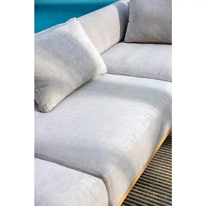 Sunfun Loungemöbel-Set Camelia - 7 -tlg., Aluminium, Polyester, Hellgrau/Holzoptik - Detailaufnahme eines modernen, hellgrauen Lounge-Sofas mit weichen Kissen und minimalistischem Design, ideal für entspannte Stunden im Freien.