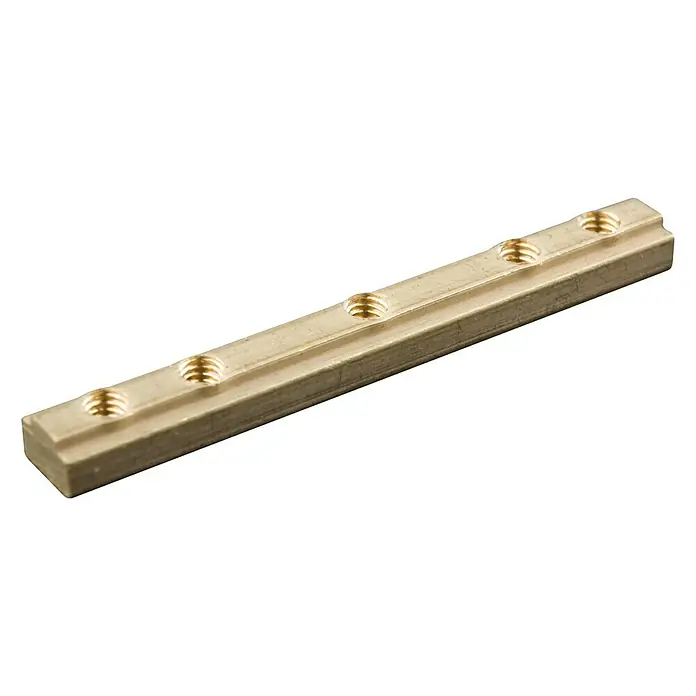 Expo Ambiente Profilverbinder - Geeignet für: 32 x 11 mm Profil, Messingoptik matt - Detailaufnahme einer gefrästen Messing-Profilleiste mit mehreren Gewindebohrungen, ideal für präzise Konstruktionen und Befestigungen.