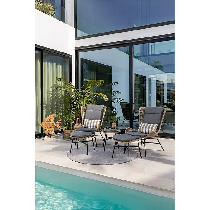 Alfombra exterior reversible Vichy - Gris, Diámetro: 160 cm, Polipropileno - Primer plano de dos sillas de mimbre con cojines grises y una mesa pequeña sobre una alfombra gris junto a la piscina.