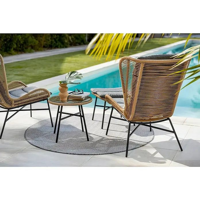 Conjunto de muebles Frida - 5 pzs., Acero/Textiline, Antracita/Marrón - Primer plano de dos sillas de mimbre con cojines y una mesa auxiliar con decoraciones sobre una alfombra redonda al aire libre en la piscina.