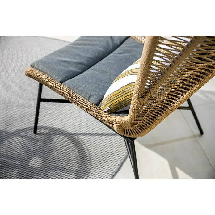 Conjunto de muebles Frida - 5 pzs., Acero/Textiline, Antracita/Marrón - Primer plano de una butaca moderna con cojín gris y cojín decorativo a rayas, forrada con cuerda beige.