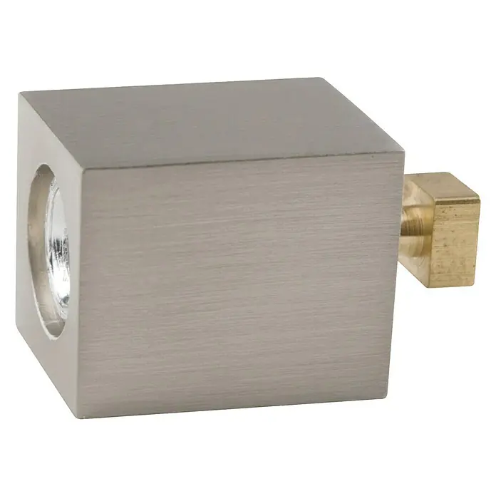 Expo Ambiente Deckenträger Go - Edelstahloptik, Geeignet für: 18 x 18 mm Profil - Nahaufnahme eines modernen, würfelförmigen Vorhangstangenhalters aus gebürstetem Nickel mit Messingakzenten.