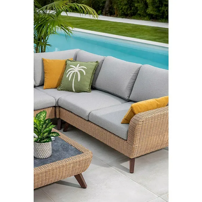Sofá de conjunto Royal Riviera - Beige, An x Pr x Al: 234 x 89 x 75 cm, Aluminio/Ratán sintético - Primer plano de un sofá de exterior de ratán marrón claro con cojines grises y cojines decorativos amarillos y verdes junto a una mesa de centro a juego.