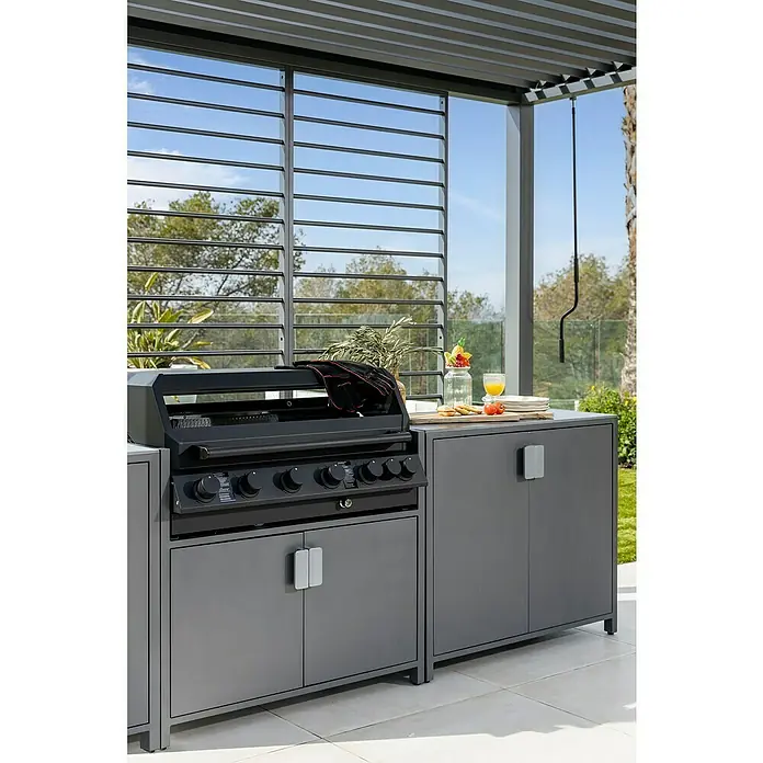 Sunfun Cocina exterior con estantería Kendra - Aluminio/Acero, Antracita - Cocina exterior con parrilla y armarios grises bajo una pérgola de lamas para cocinar al aire libre con estilo.