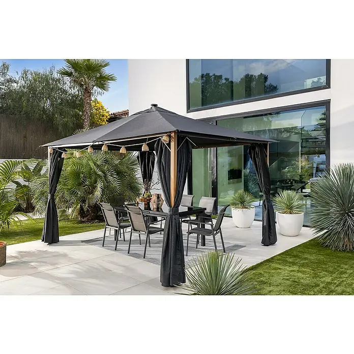 Sunfun Carpa con laterales Mauricio - An x Pr: 299 x 399 cm, Color del techo: Antracita - Una elegante glorieta con cortinas oscuras y luces de cadena sobre una mesa de comedor al aire libre.
