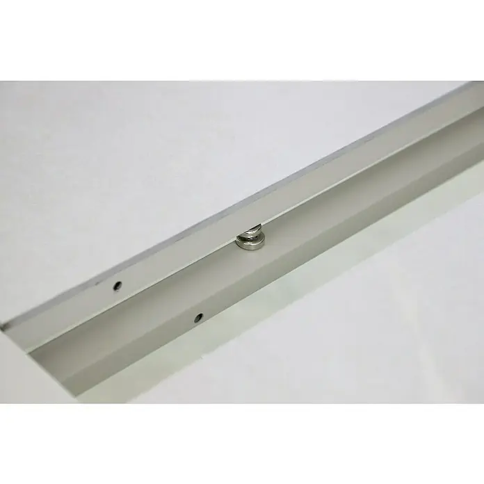 Sunfun Maja Mesa de jardín - L x An x Al: 300 x 100 x 74 cm, Fairstone, Extensible, Beige - Primer plano de una lámpara blanca con herrajes de montaje, que muestra un diseño moderno y minimalista para espacios interiores.