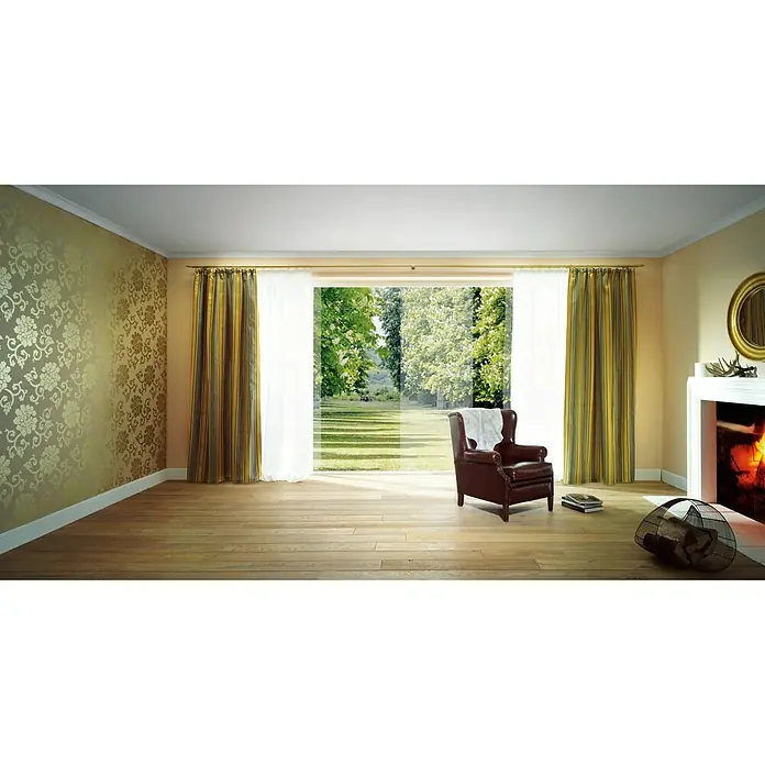 Sombra GardinenstangeMessing, Länge: 160 cm, Durchmesser: 20 mm - Einladendes Wohnzimmer mit Parkettboden, Sessel am Fenster und einem dekorativen Kamin für eine gemütliche Atmosphäre.