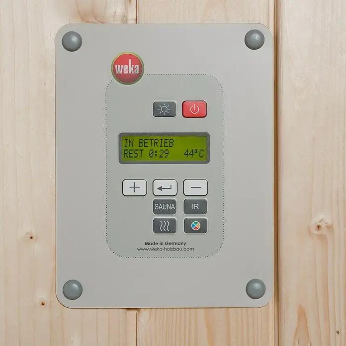 Weka Elementsauna Sara 1 - L x B x H: 194 x 194 x 199 cm, 7,5 kW OS-Ofen mit multifunktionaler Steuerung und Digitalanzeige - Nahaufnahme eines WEKA-Bedienfelds mit Anzeige, Tasten und dem Hinweis "Made in Germany".