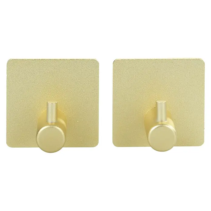 Wenko Colgador de baño Ureo - L x Al: 3 x 4,5 cm, Número de ganchos: 1 ud., Oro - Primer plano de dos ganchos adhesivos dorados, ideales para montar en la pared sin necesidad de taladrar, ofreciendo un almacenamiento elegante y práctico.