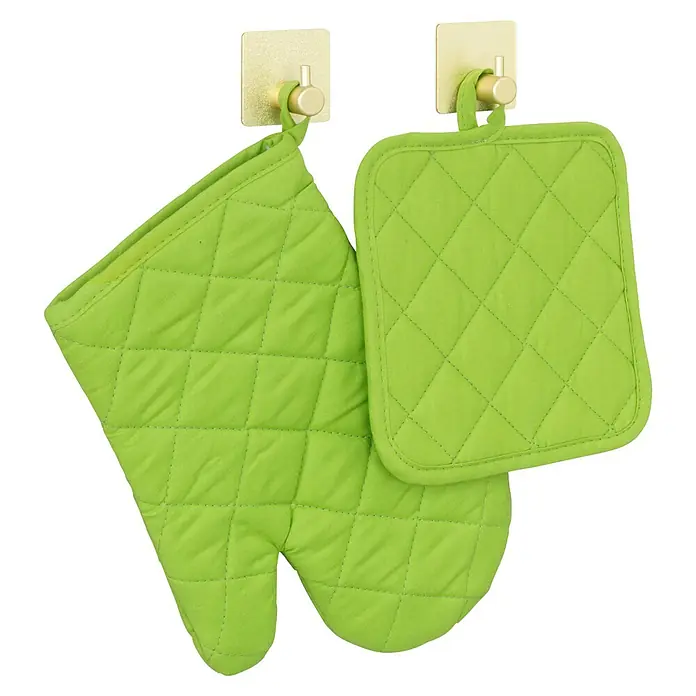 Wenko Colgador de baño Ureo - L x Al: 3 x 4,5 cm, Número de ganchos: 1 ud., Oro - Un guante de cocina verde y un agarrador colgando de dos ganchos dorados, ideales para cualquier cocina.