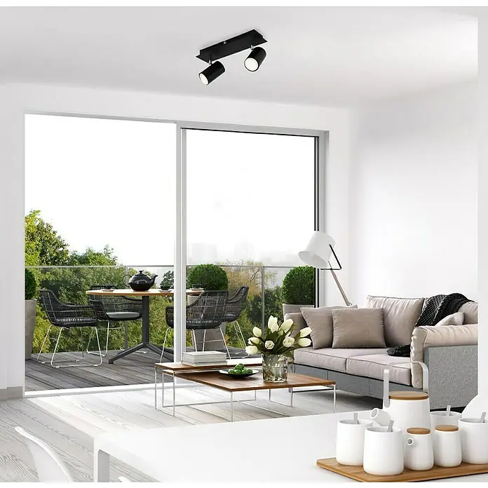 Briloner Regleta Run - 40 W, 2 ud., L x An x Al: 80 x 290 x 123 mm, Negro, GU10 - Interior contemporáneo con una elegante lámpara de techo negra que ilumina la luminosa sala de estar. La luz es llamativa.