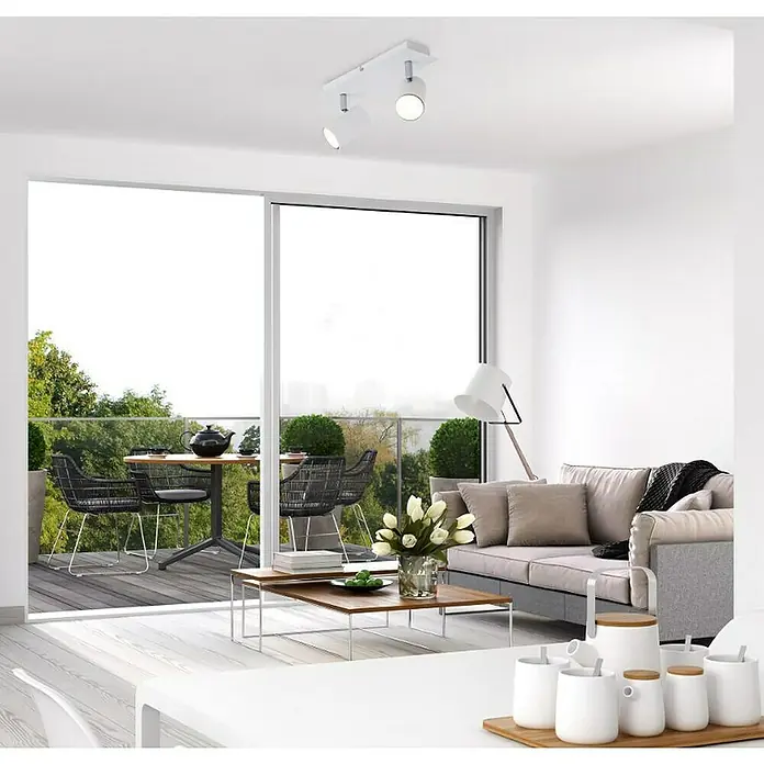 Briloner Regleta Run - 40 W, 2 ud., L x An x Al: 80 x 290 x 123 mm, Blanco, GU10 - Foco de techo blanco con tres puntos ajustables, instalado en una sala moderna.