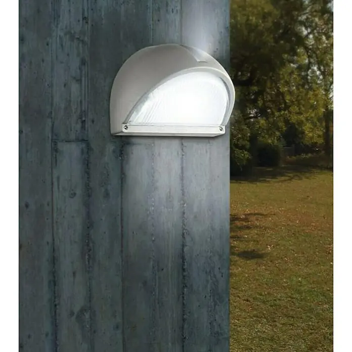 Eglo Aplique exterior Onja - 60 W, 15 x 22 x 15,5 cm, Blanco, IP44 - Esta imagen presenta un aplique de pared semicircular de plástico blanco, montado en una pared de hormigón gris, iluminando suavemente el entorno.