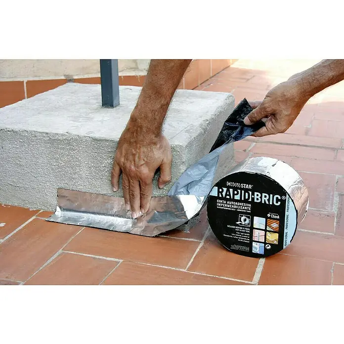 Chova Cinta de sellado Rapid bric - An x L: 10 cm x 12 m, Aluminio - Aplicación de cinta selladora [CHOVASTAR] RAPID-BRIC para sellar una estructura de hormigón.