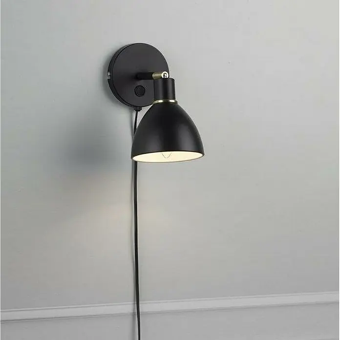 Nordlux Ray Aplique de pared - 40 W, L x An x Al: 12 x 12 x 20 cm, Negro, E14 - Lámpara de pared negra con pantalla cónica y acento dorado en la unión, emitiendo un cálido resplandor en la habitación.