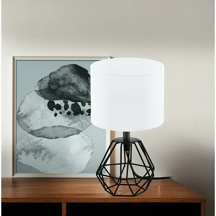 Eglo Lámpara de sobremesa Carlton 2 - 60 W, L x An x Al: 16,5 x 16,5 x 30,5 cm, Negro, E14 - Primer plano de una lámpara de mesa moderna con pantalla blanca y base de alambre negro, expuesta sobre un mueble de madera.