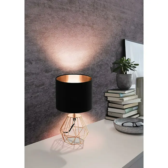 Eglo Carlton 2 Lámpara de sobremesa - 60 W, L x An x Al: 16,5 x 16,5 x 30,5 cm, Rosa dorado, E14 - Elegante lámpara de mesa con pantalla negra y base metálica dorada, que proyecta una luz cálida en la habitación.