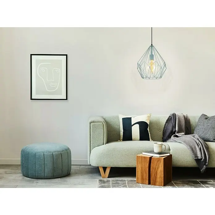 Eglo Lámpara colgante redonda Carlton - Altura: 110 cm, Menta - Una moderna escena de sala de estar con un elegante puf azul, un sofá verde claro y una obra de arte abstracta en la pared. La lámpara colgante añade ambiente.